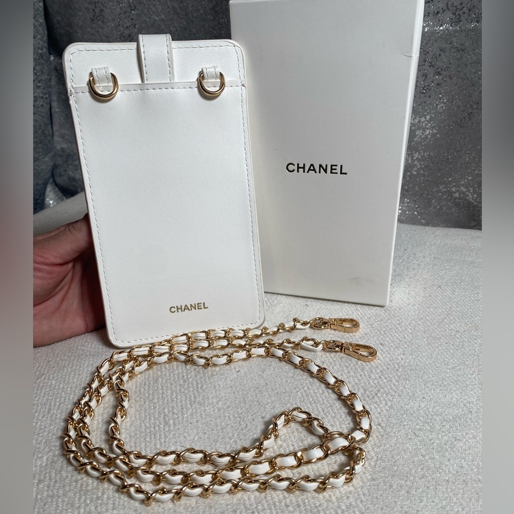 CHANEL White Crossbody - Picture 5 of 10